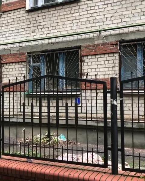 В Казани студентка во время уборки выпала из окна и разбилась насмерть