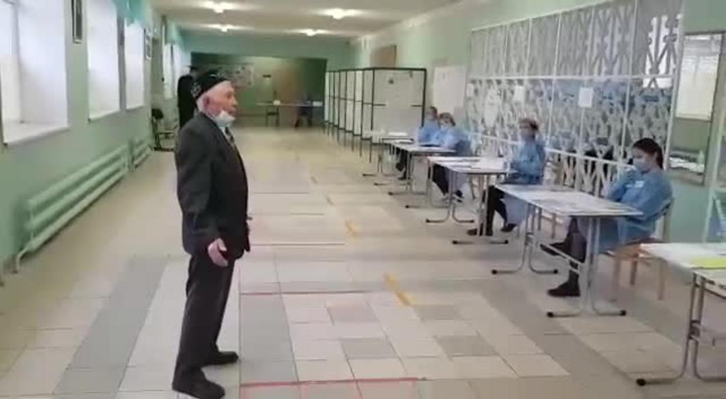 Татарстанец устроил шоу и исполнил народную татарскую песню на избирательном участке Татарстанец устроил шоу и исполнил народную татарскую песню на избирательном участке