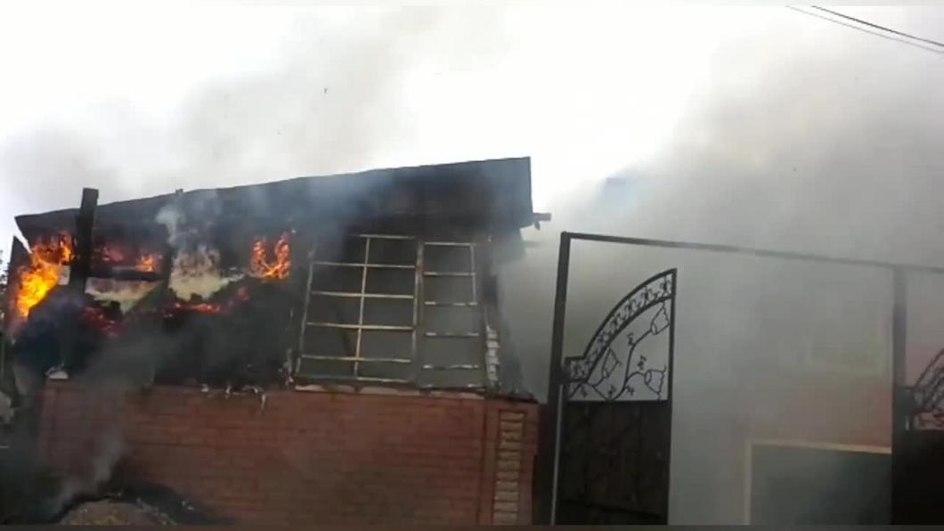 Пожарные предотвратили взрыв газовых баллонов на пожаре в частном доме в Казани