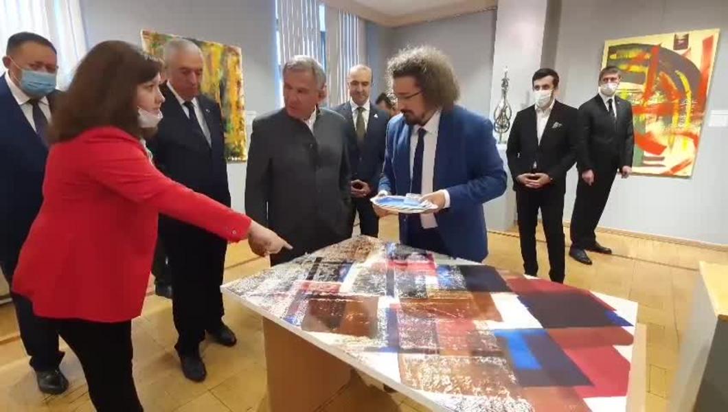 Рустам Минниханов посетил выставку каллиграфа Левента Карадумана