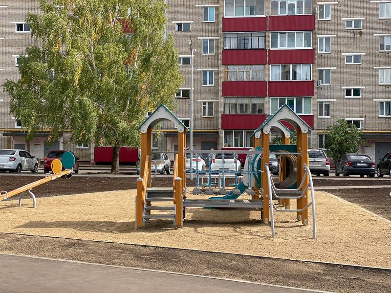 Рустам Минниханов проверил двор в Заинском районе, обустроенный по программе «Наш двор» Рустам Минниханов проверил двор в Заинском районе, обустроенный по программе «Наш двор»
