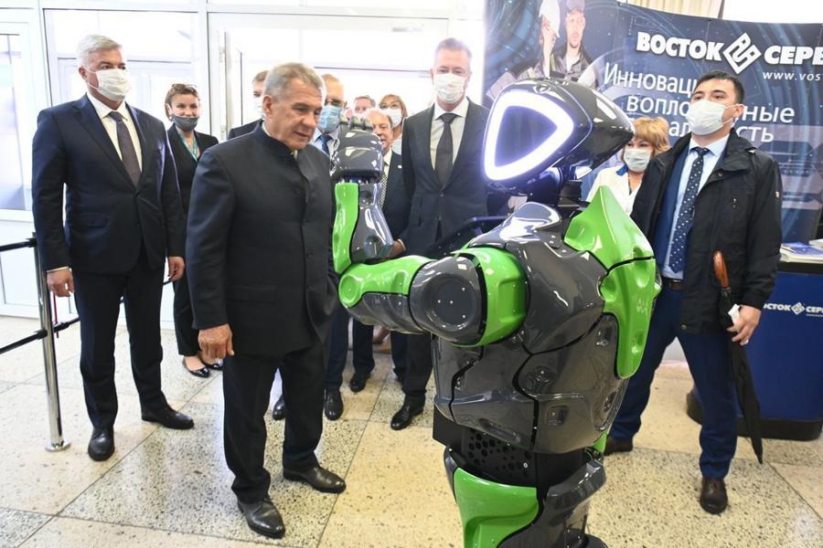 В Нижнекамске Рустам Минниханов побывал на отраслевом чемпионате PetroChemSkills