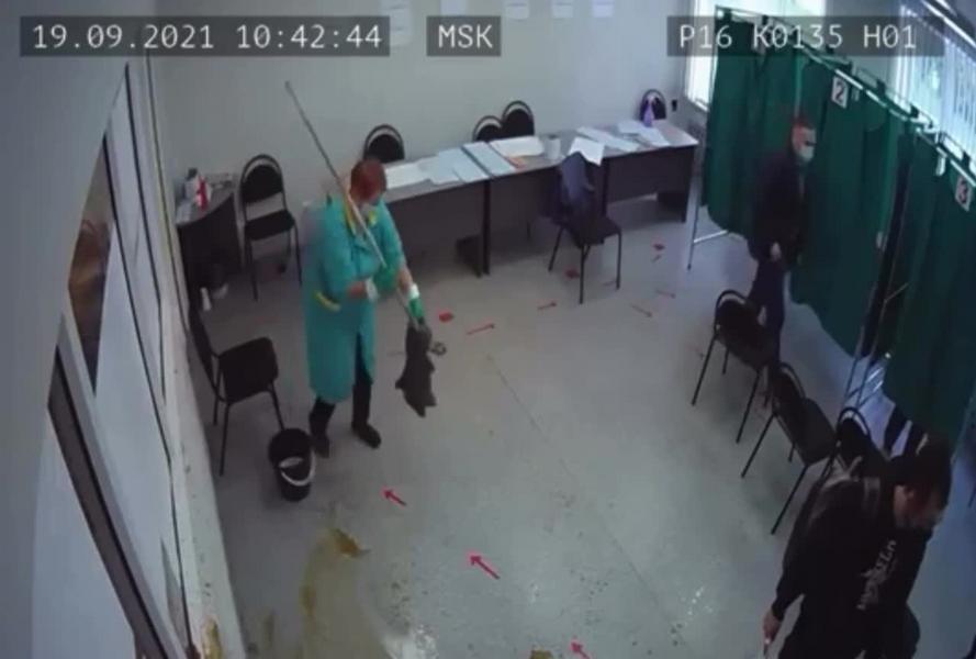 Один из казанских избирателей пролил кофе на наблюдателя
