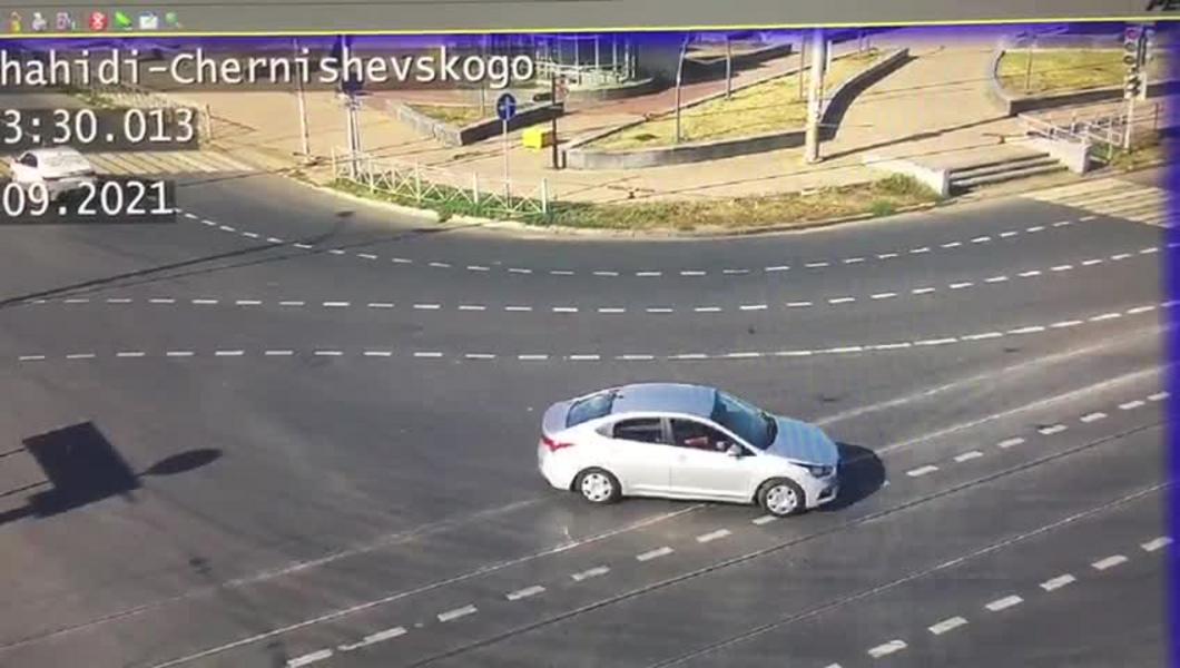 На видео попало столкновение КАМАЗа и трамвая в Казани