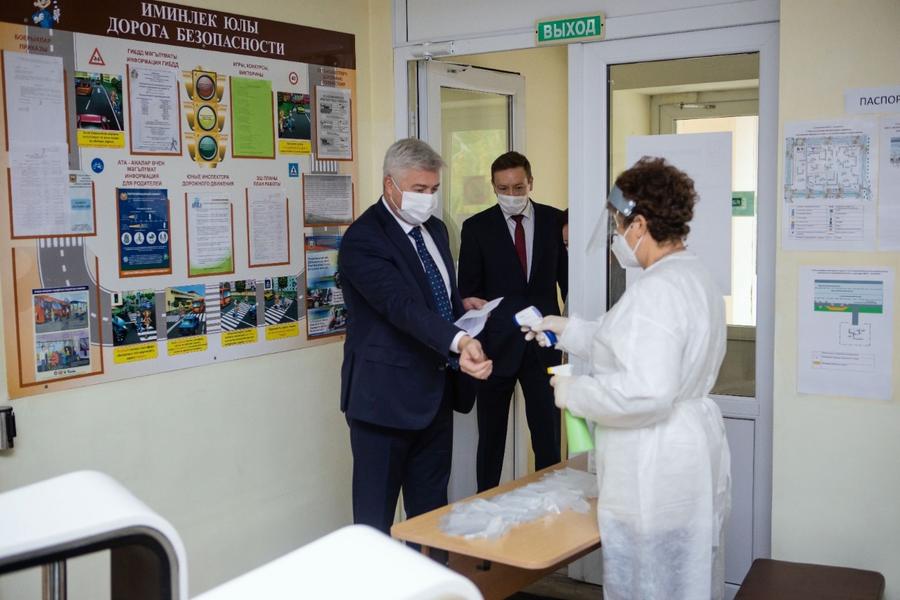 Гендиректор «Нижнекамскнефтехима» Айрат Сафин проголосовал в первый день выборов