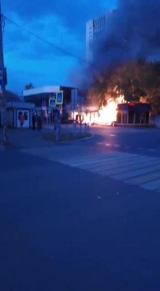 Ранним утром в Казани загорелись цветочный магазин и кафе