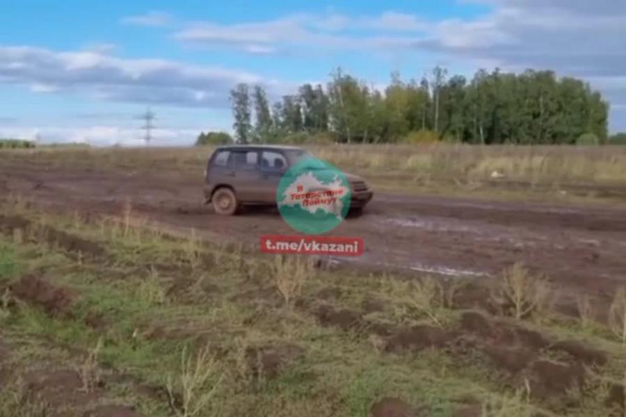 В Казани мальчик разворошил коробку, которую автовладелец поставил для сбора денег на мойку