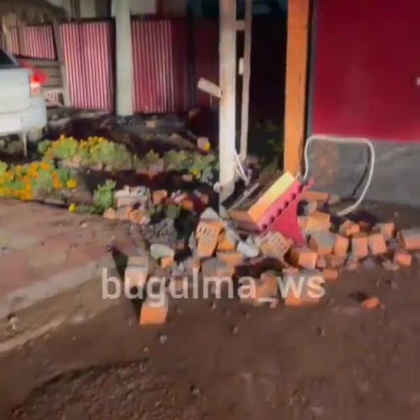 В Бугульме скончался водитель «Гранты», влетевший на авто в ворота дома