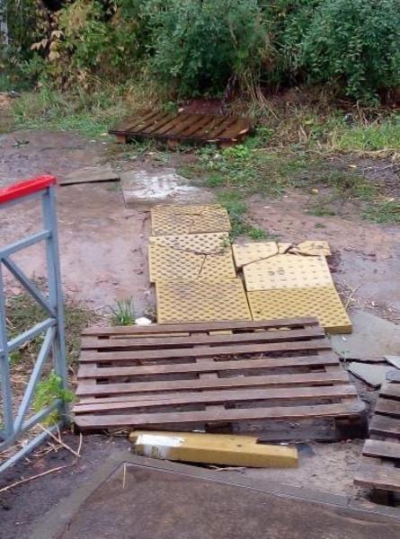 «Как по минному полю»: жители Зеленодольска пожаловались на опасный спуск около остановки «Как по минному полю»: жители Зеленодольска пожаловались на опасный спуск около остановки