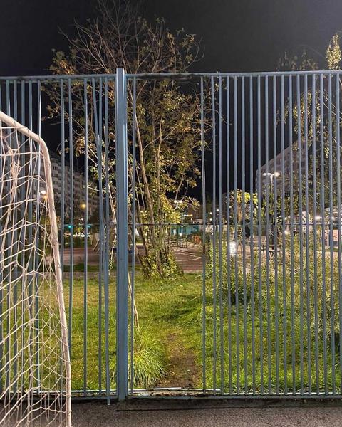 Женщина повредила голову в казанском сквере, ударившись о железные прутья забора