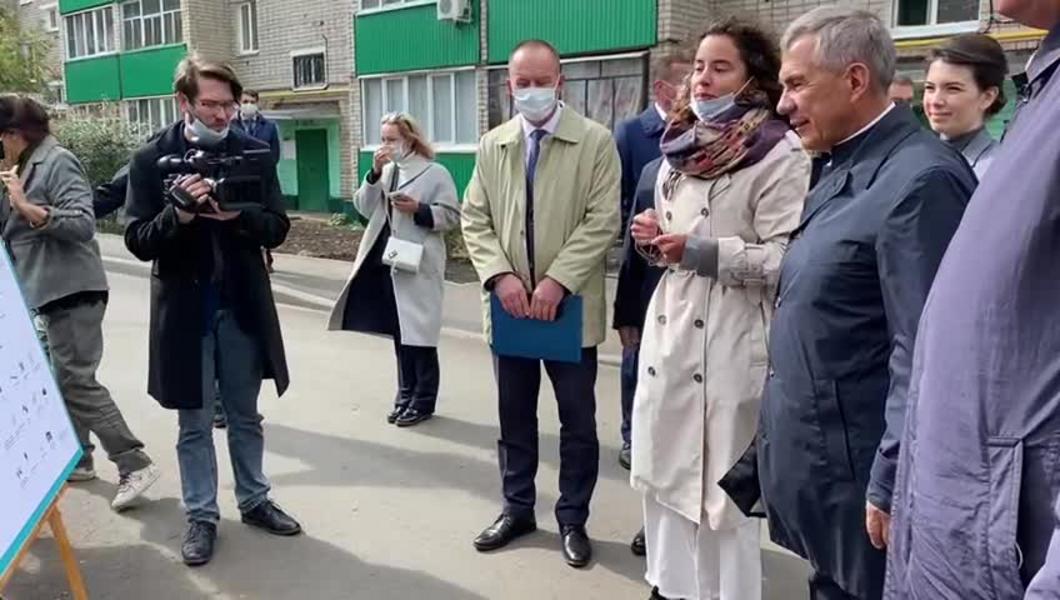 Рустам Минниханов проверил двор в Заинском районе, обустроенный по программе «Наш двор» Рустам Минниханов проверил двор в Заинском районе, обустроенный по программе «Наш двор»
