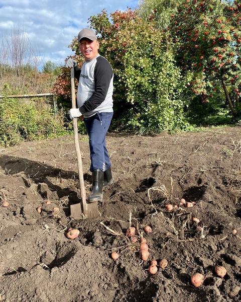 Айдар Метшин выкопал картошку на участке родителей