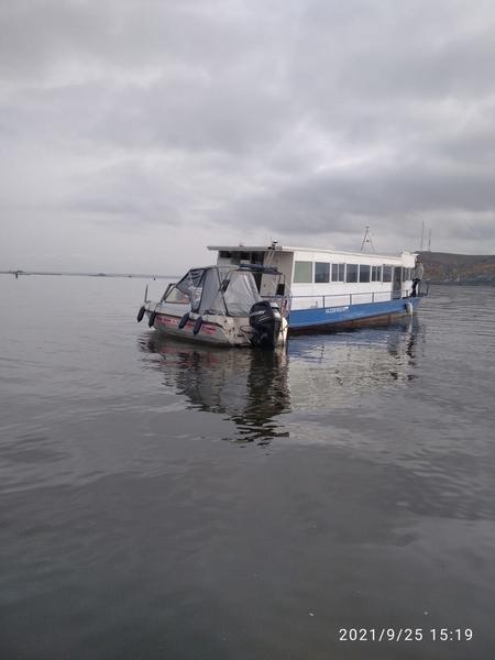 Прогулочный катер сел на мель напротив Храма всех религий в Казани