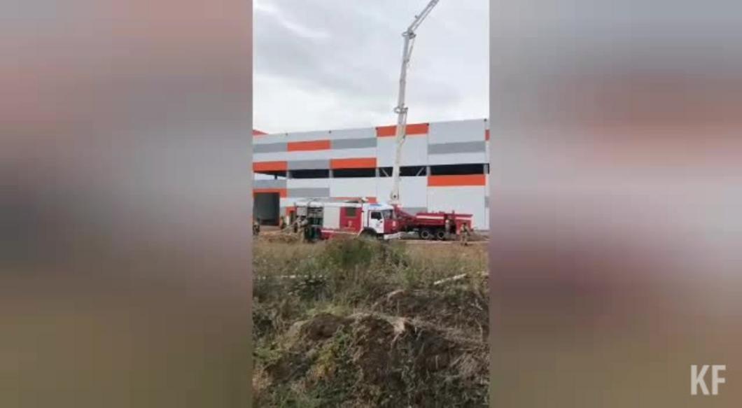 На крупном пожаре на промзоне в Нижнекамске огнеборцы спасли четырех человек