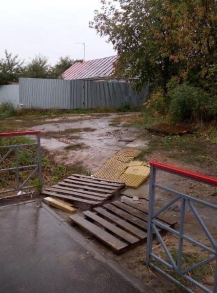 «Как по минному полю»: жители Зеленодольска пожаловались на опасный спуск около остановки «Как по минному полю»: жители Зеленодольска пожаловались на опасный спуск около остановки