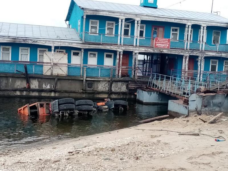 После столкновения в Татарстане упали в Волгу «КАМАЗ» и «Ауди»