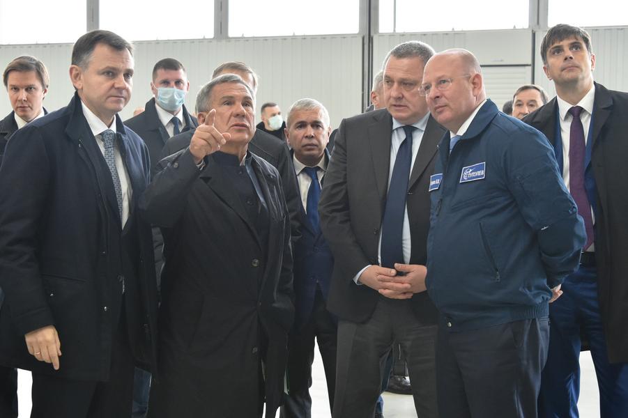 Минниханов ознакомил главу «Ростеха» с производством Казанского авиазавода