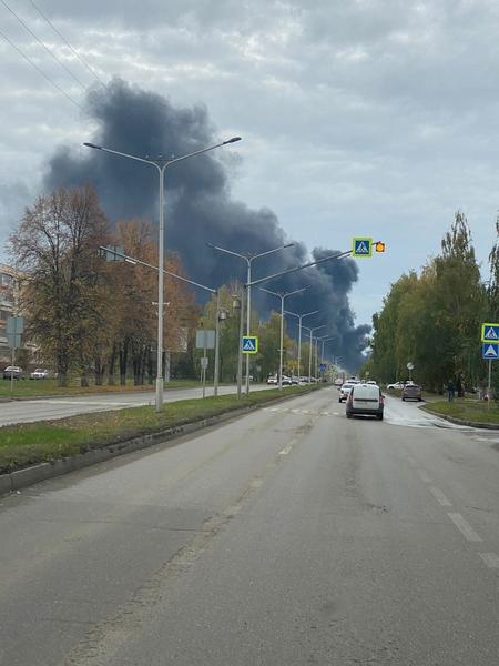 В Нижнекамске сильный пожар, город окутан дымом В Нижнекамске сильный пожар, город окутан дымом