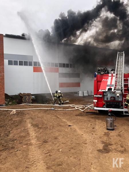 На крупном пожаре на промзоне в Нижнекамске огнеборцы спасли четырех человек
