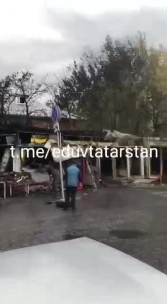 Ранним утром в Казани загорелись цветочный магазин и кафе