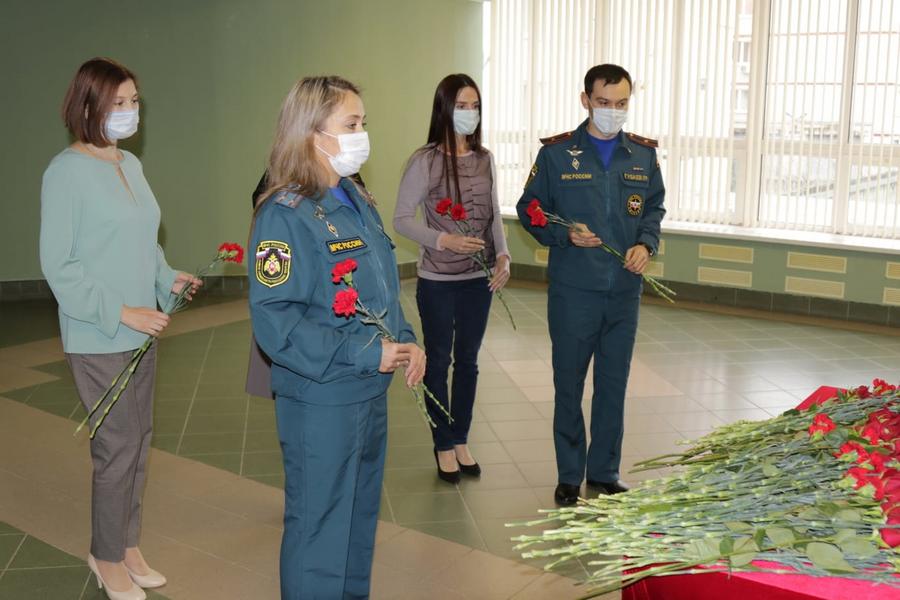 В здании МЧС Татарстана установили стихийный мемориал в память о Евгении Зиничеве