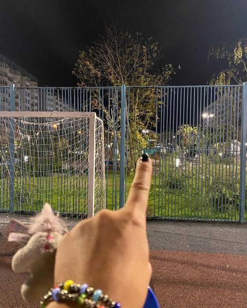 Женщина повредила голову в казанском сквере, ударившись о железные прутья забора