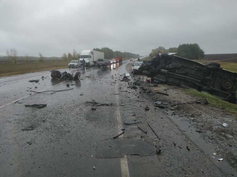 Татарстанские росгвардейцы оказали первую помощь пострадавшим в аварии с микроавтобусом