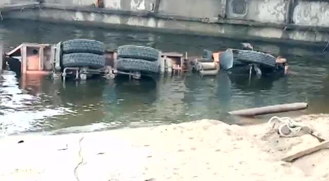 После столкновения в Татарстане упали в Волгу «КАМАЗ» и «Ауди»