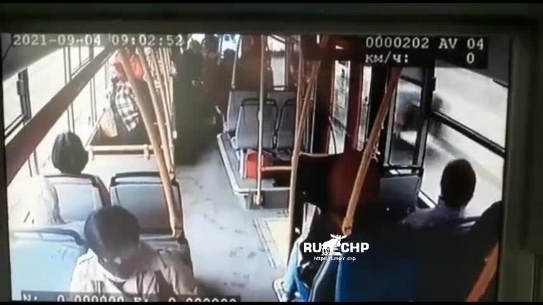 В Казани лихач подрезал автобус: кондуктор госпитализирована с травмой головы