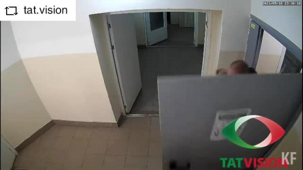 Житель Нижнекамска устроил драку с дверьми в подъезде