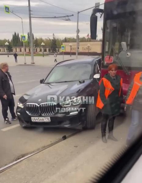 Из-за ДТП с иномаркой встало движение казанского трамвая №5