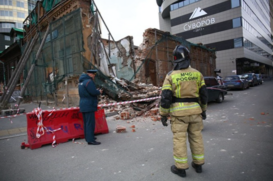 В Екатеринбурге чудом удалось избежать жертв во время обрушения построенной в конце XIX века усадьбы​