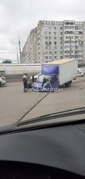 Под ГАЗелью в Казани провалился асфальт Под ГАЗелью в Казани провалился асфальт