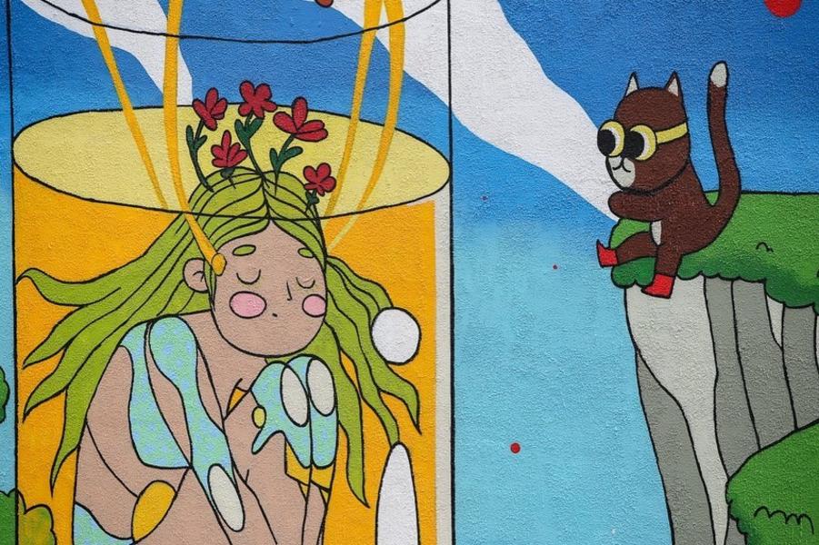 Фасад дома в Кировском районе Казани украсил «сонный» мурал художницы из Заинска