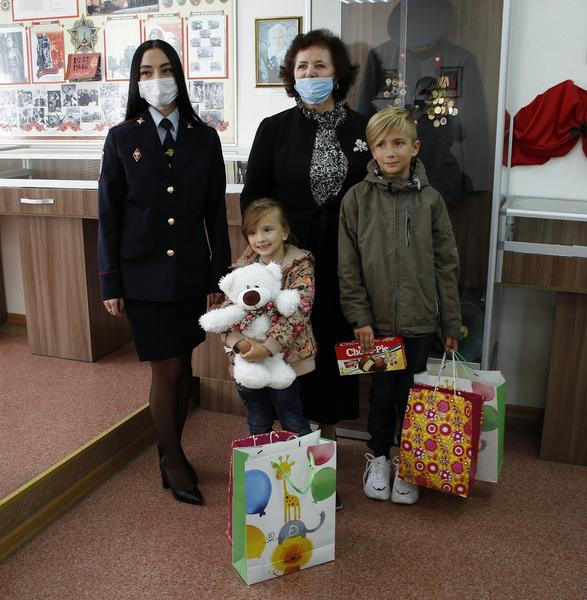 Полицейские Казани помогли нуждающейся семье собрать в школу двух детей