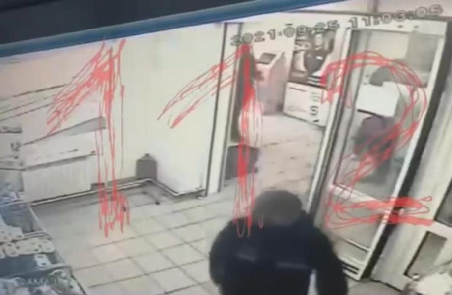 В московском «Магните» мужчина в женской одежде напал с топором на посетителей