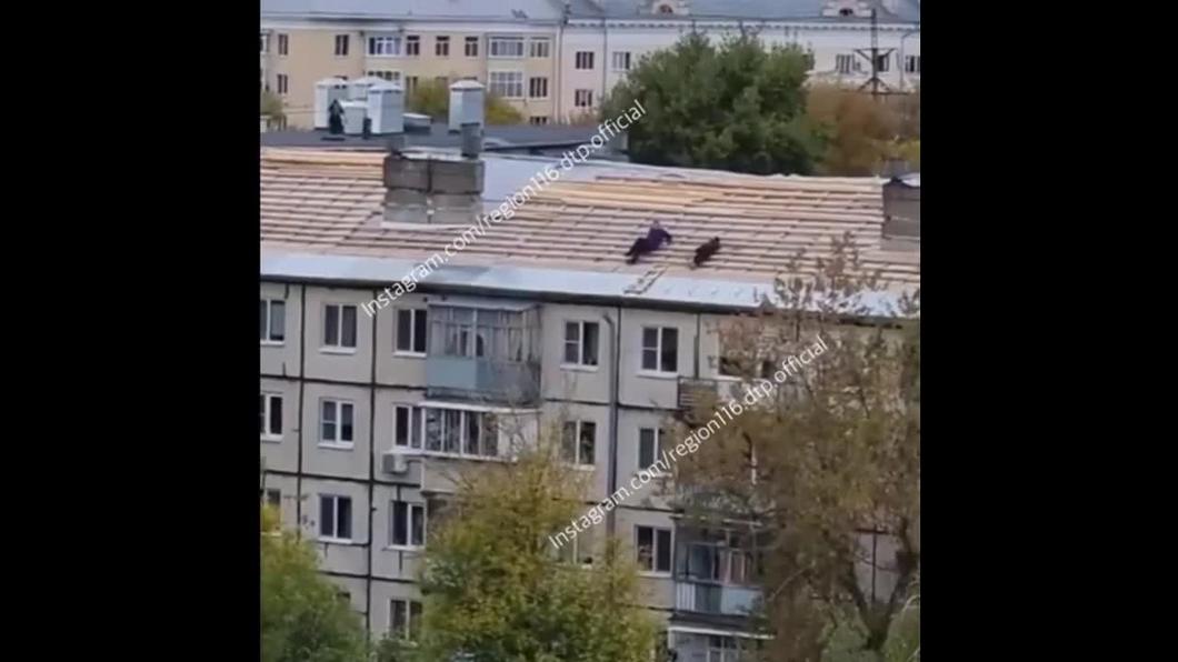 Казанцы подняли шумиху из-за видео с рабочими на крыше пятиэтажки без страховки
