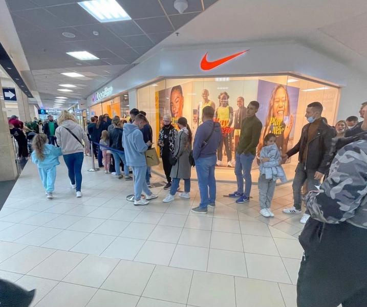 «​Ковид и все такое»: в казанском ТЦ собралась огромная очередь за спортивными брендами