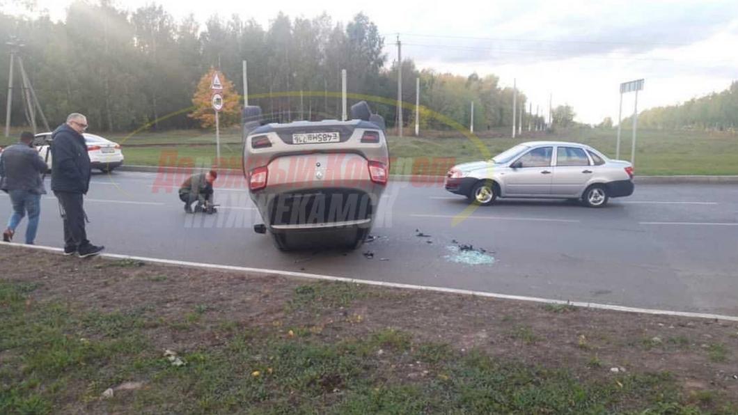 На дорожном кольце в Нижнекамске на крышу перевернулось «Сандеро»