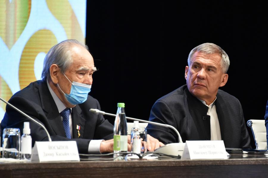 Рустам Минниханов: Нас волнует сохранение языка Рустам Минниханов: Нас волнует сохранение языка