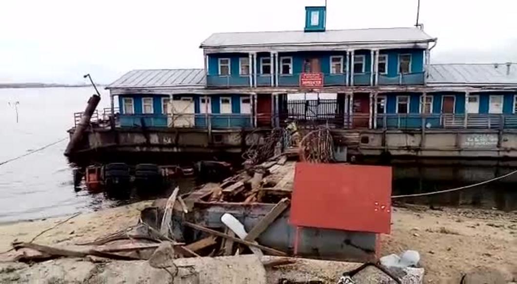 После столкновения в Татарстане упали в Волгу «КАМАЗ» и «Ауди»