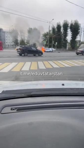 ВАЗ загорелся на дороге в Казани