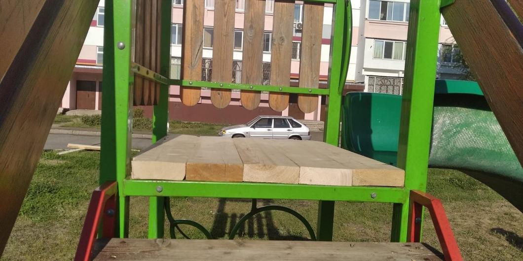 Челнинка обвинила «Жилкомсервис» в том, что малыш получил травму на детской площадке Челнинка обвинила «Жилкомсервис» в том, что малыш получил травму на детской площадке