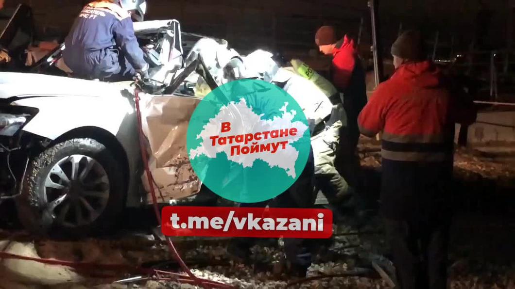 Один погибший извлечен из «Ауди», которую «КАМАЗ» снёс в Волгу на трассе в Татарстане