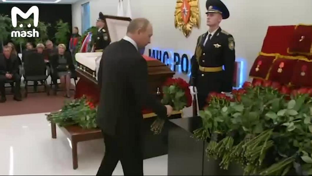 Путин простился с трагически погибшим главой МЧС Евгением Зиничевым