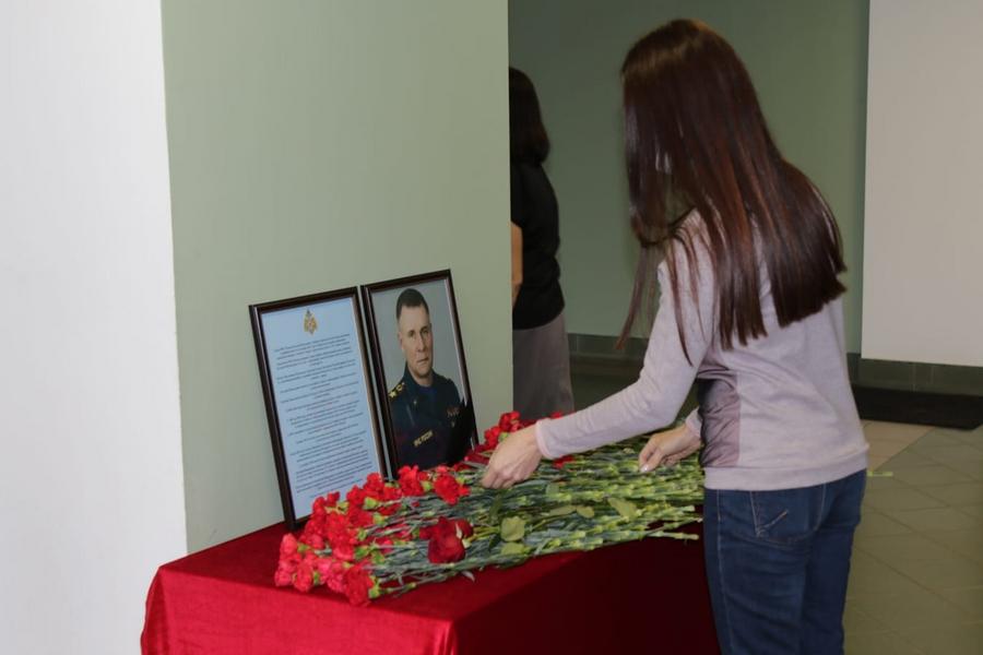 В здании МЧС Татарстана установили стихийный мемориал в память о Евгении Зиничеве