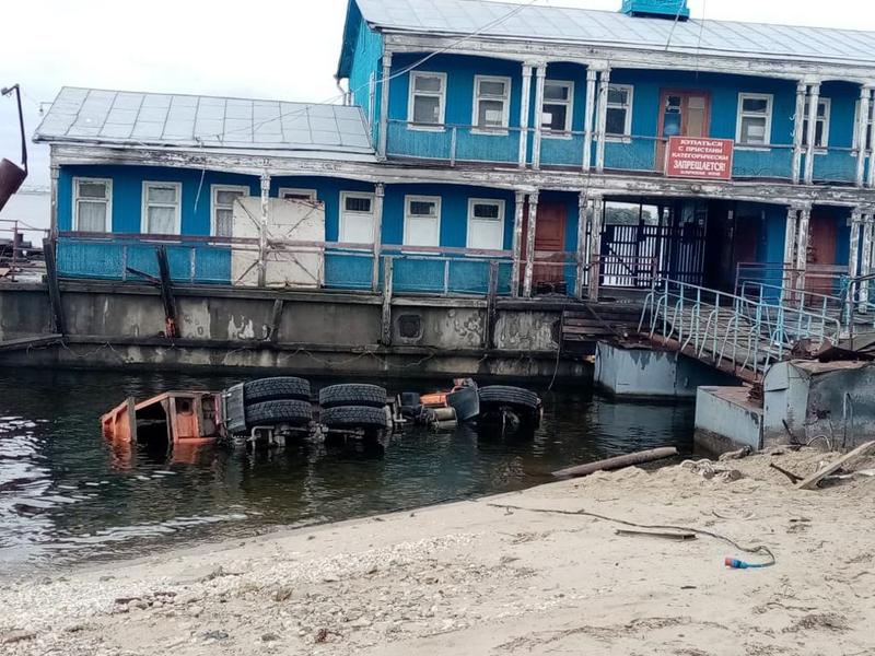 После столкновения в Татарстане упали в Волгу «КАМАЗ» и «Ауди»
