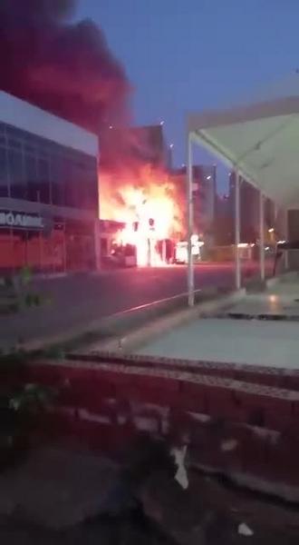 Ранним утром в Казани загорелись цветочный магазин и кафе