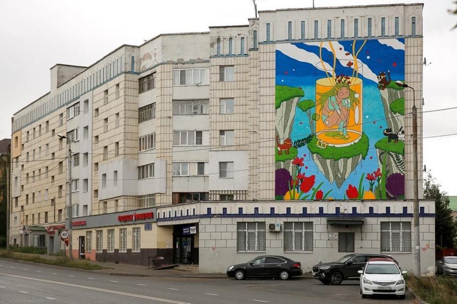 Фасад дома в Кировском районе Казани украсил «сонный» мурал художницы из Заинска
