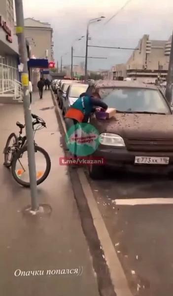В Казани мальчик разворошил коробку, которую автовладелец поставил для сбора денег на мойку